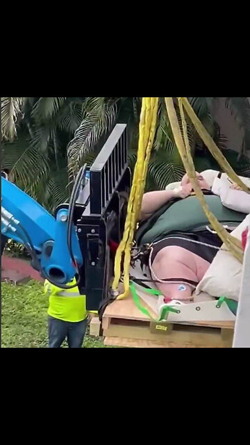 Bomberos sacan a un hombre de su casa con una grúa