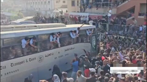 🚨 Crowds CHEER as buses with freed Palestinian prisoners roll