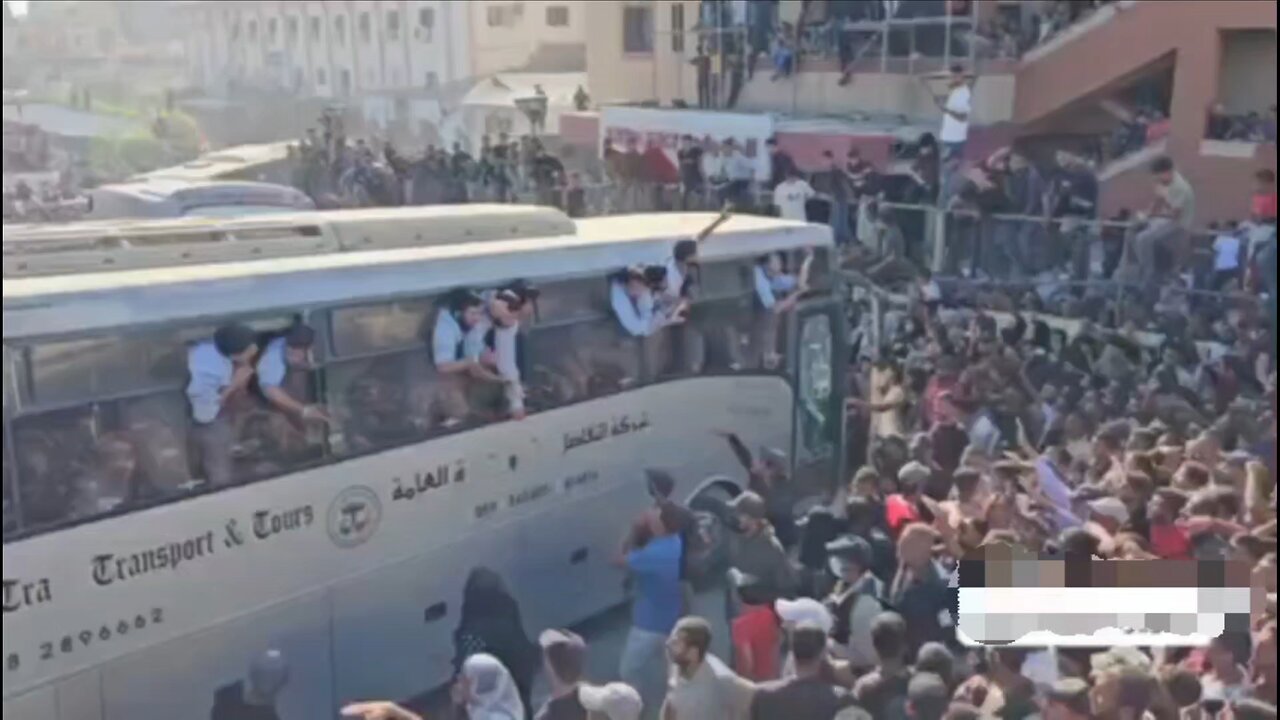 🚨 Crowds CHEER as buses with freed Palestinian prisoners roll