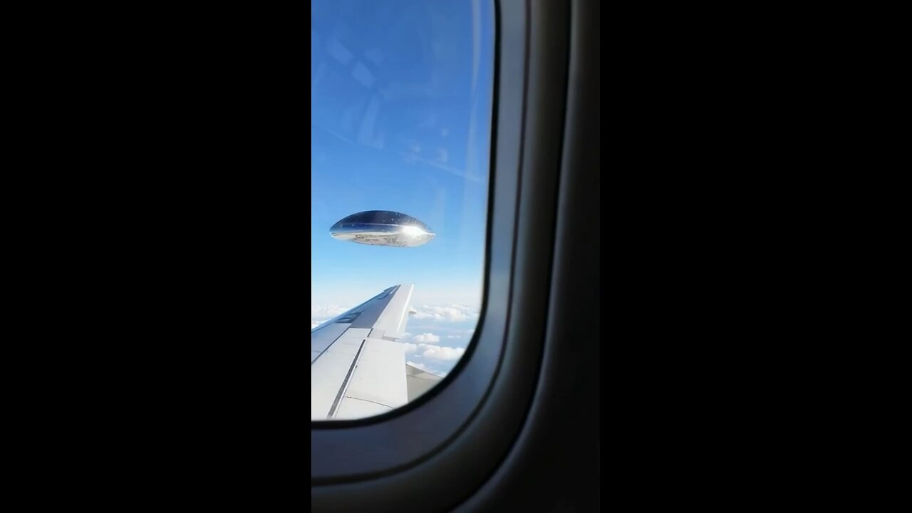 🚨 UFO FILMED FOLLOWING AIRPLANE OVER NEW JERSEY