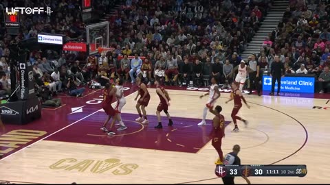 SKY HIGH! ⬆️ Amen Thompson with the jaw-dropping dunk!