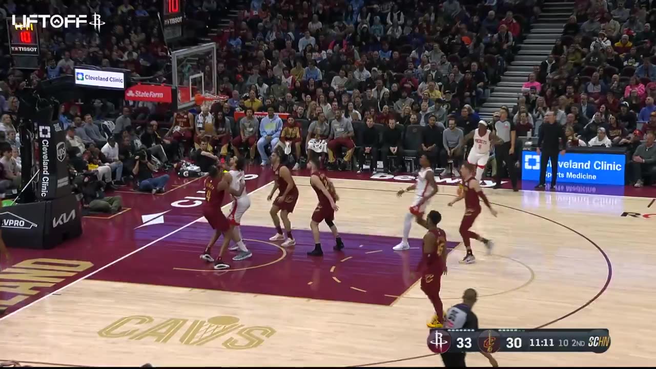 SKY HIGH! ⬆️ Amen Thompson with the jaw-dropping dunk!