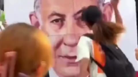 @nexo_latino 🔴🎥 Manifestantes lanzan zapatos