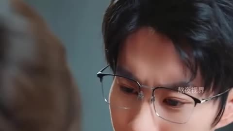 Cô gái chỉ cần bị ánh sáng chiếu vào liền biến thành bà