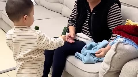 Dad deliberately used cucumber to test how the baby would react, but he