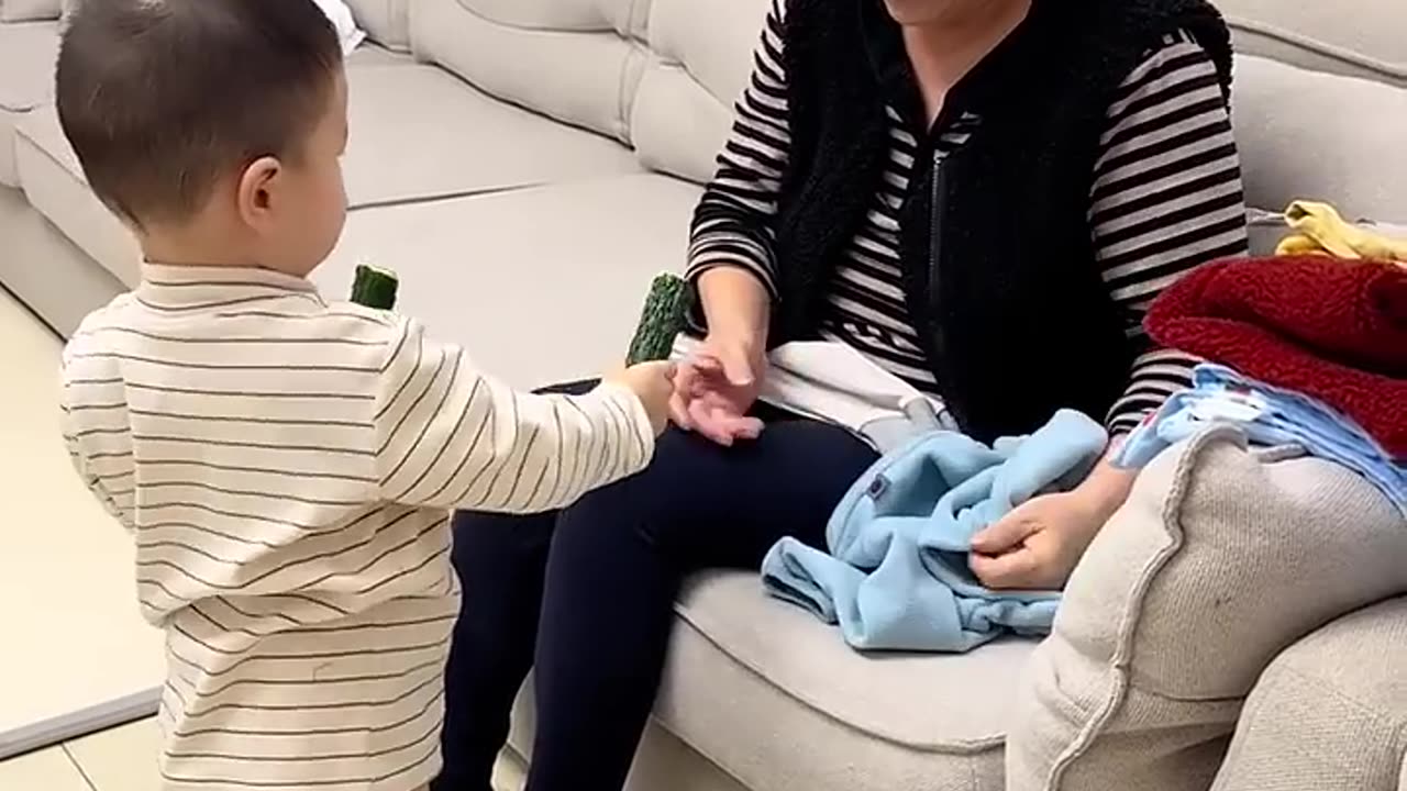 Dad deliberately used cucumber to test how the baby would react, but he