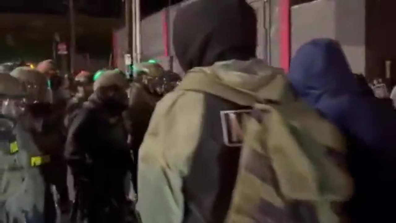 Antifa agitator Seth Sinclair knocked out cold by ICE in Portland