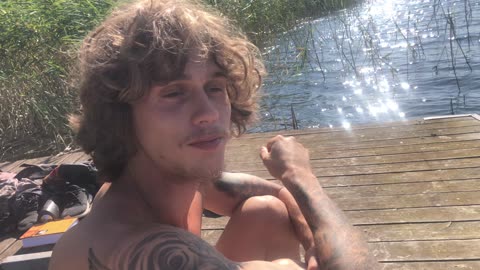 Feeding the duck raspberries🦆