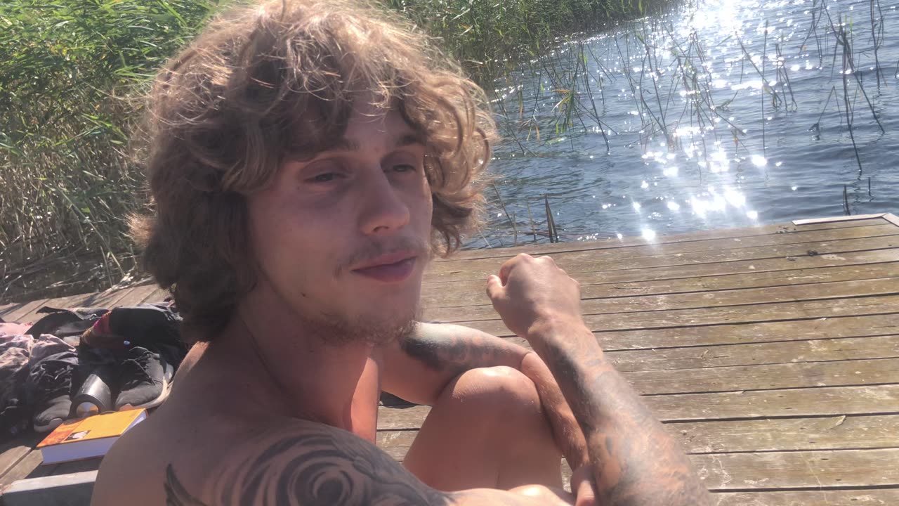 Feeding the duck raspberries🦆