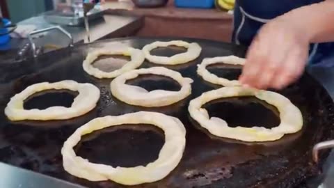 From Omelettes to Pancakes – The 8 Best Breakfast Street Foods You Need to Try!