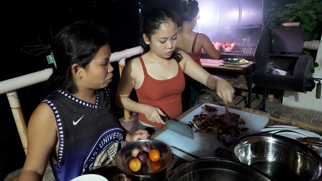 4 Filipinas and Smoke From The Barbecue Grill