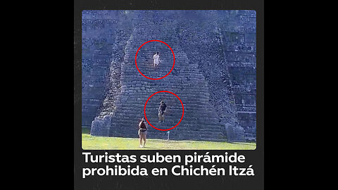 Rompiendo la ley, turistas escalan una pirámide en Chichén Itzá