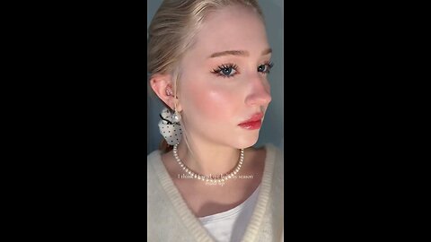 I think I found my daily make up for holiday season!