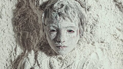 Jealous Mother Buries Her Daughter Alive in a Flour Because She is More Beautiful u