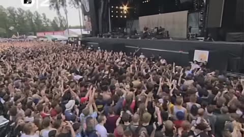 Queens Of The Stone Age feat. Dave Grohl - Song For The Dead (Werchter 2002)