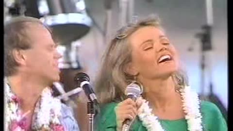 Belinda Carlisle & Beach Boys - Wouldn't It Be Nice = Waikiki Beach 1986
