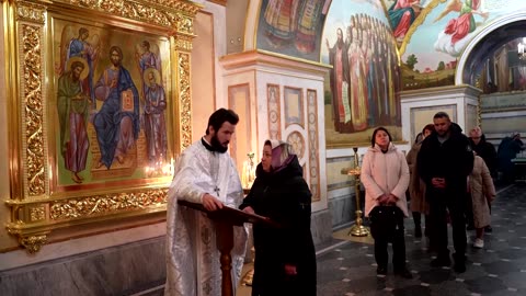 Kyiv residents celebrate Christmas mass despite air raid alert
