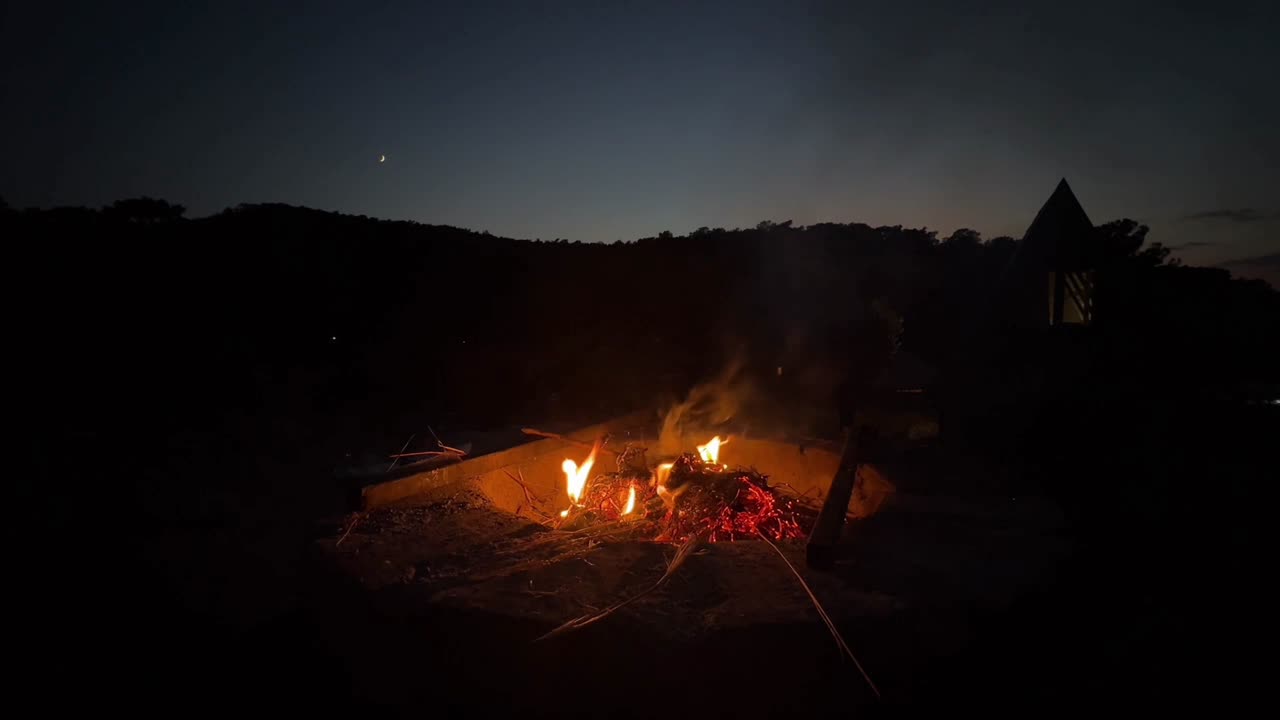 Firepit at Night with Soft Classical Guitar – Relaxing Music for Calm and Focus
