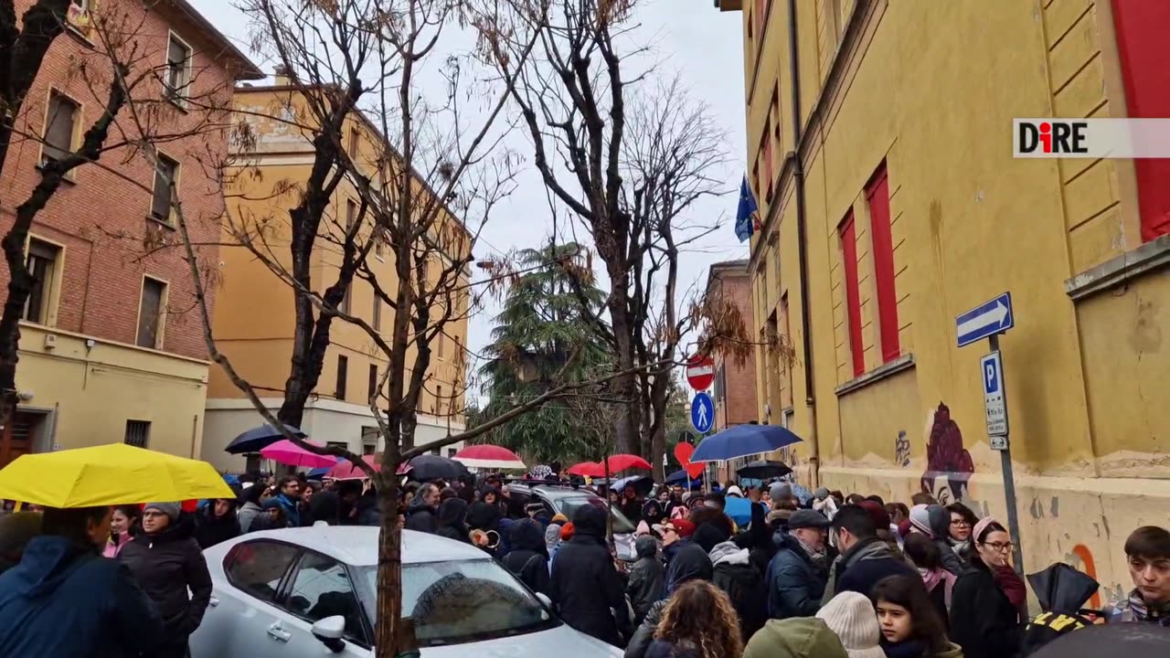 Bologna - SCUOLA. BOLOGNA, FLASHMOB ALLE TESTONI DOPO VANDALI: "GIÙ LE MANI" (01.03.25)