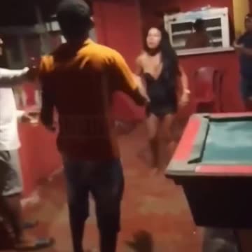 Woman knocks man out then kicks him in the head inside pool hall - Brazil