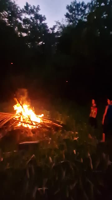 Nothing beats a bonfire at the farm here in the Philippines 🔥🌴
