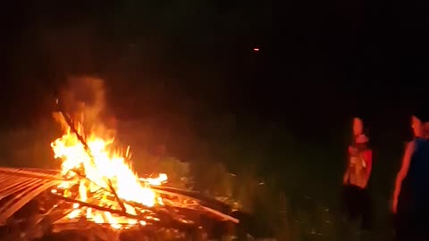 Nothing beats a bonfire at the farm here in the Philippines 🔥🌴