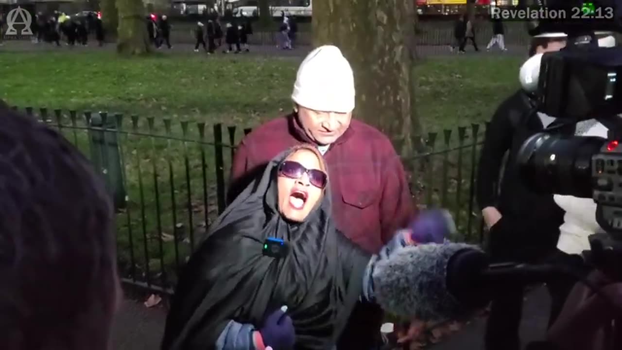 Speakers Corner - Shalini Has a Big Crowd Of Muslims Around Her, What Has She Got To Say About Islam