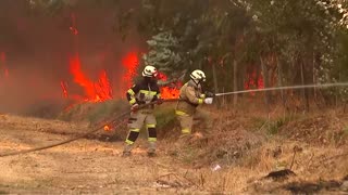 Firefighters battle intensifying blaze in Chile