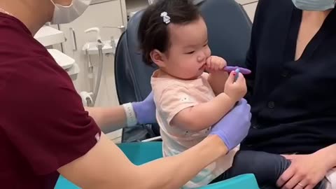 Amazing: When a child gives her dentist a silent stare after crying 👀😂💜 [Pediatr