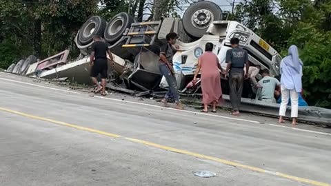 container truck car accident until the truck overturned on the side of the road