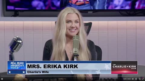 🚨BREAKING: Erika Kirk ngồi cạnh chiếc ghế trống của chồng. Thật đau lòng 💔 