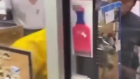 How an Asian storeclerk dealt with aggressive Negress mercilessly