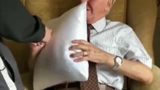 94 Year Old Veteran Receives Pillow of His Wife After Sleeping by Her Photo