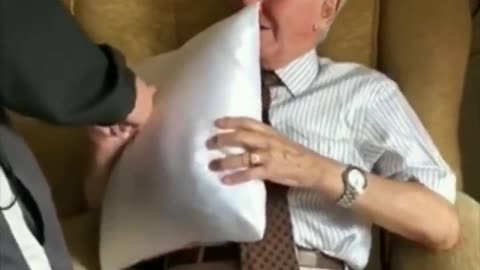 94 Year Old Veteran Receives Pillow of His Wife After Sleeping by Her Photo