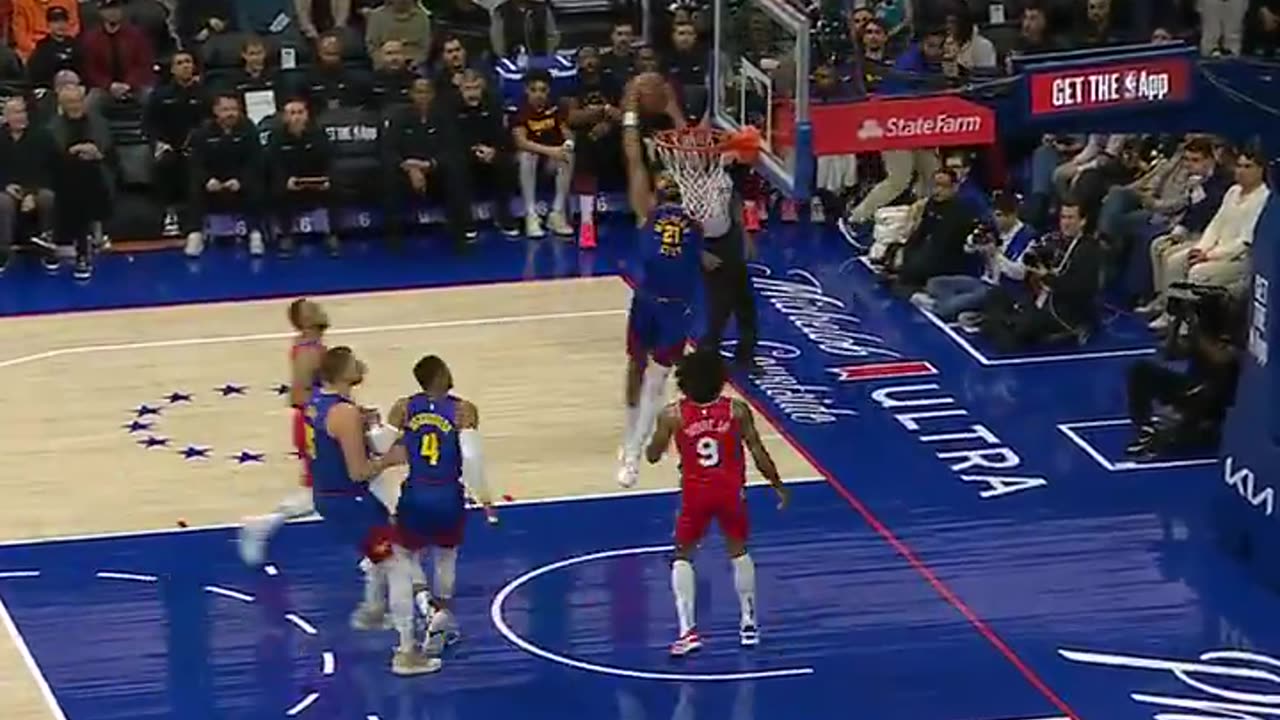NBA - Jamal Murray show to start the game 👊 Contorts for the acrobatic reverse lay.