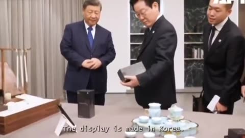 Xi Jinping joked about spying on South Koreas president as he gifted him a pair of smartphones