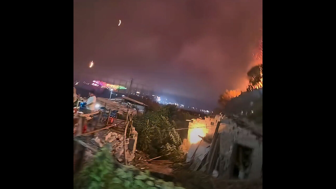 Una lluvia de fuegos artificiales causa incendio durante un 'show'