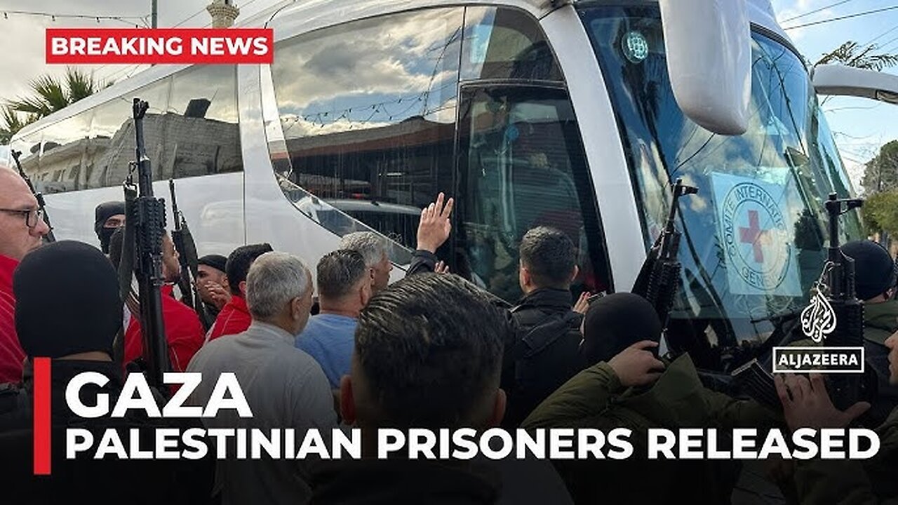 Convoy of buses leaves Ofer prison carrying Palestinian prisoners to inside the West Bank