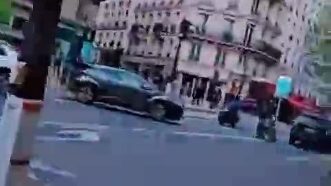 Orde di migranti invadono le strade di Parigi
