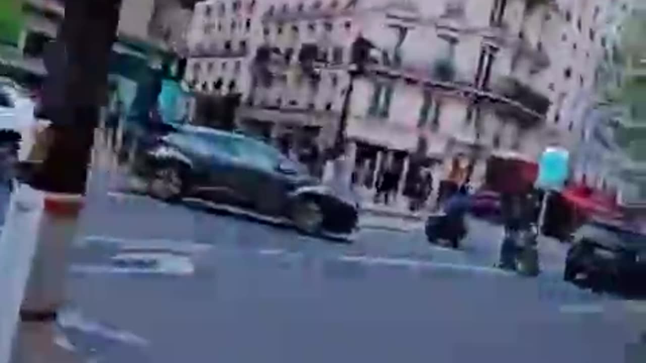 Orde di migranti invadono le strade di Parigi
