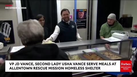 JD Vance được bắt gặp đang phục vụ bữa ăn tại Trạm Cứu trợ Allentown ở Pennsylvania