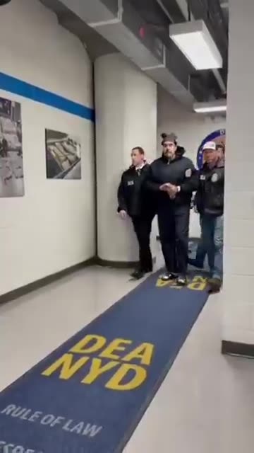 🚨 TIN NÓNG: Nicolas Maduro vừa bị các đặc vụ liên bang dẫn giải đến văn phòng DEA ở New York.