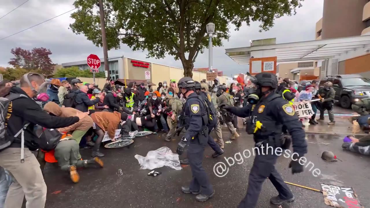Also Portland, outside of the ICE Facility, clashes with protestors