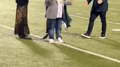 High School quarterback in Georgia gifts his homecoming crown to team’s top fan,