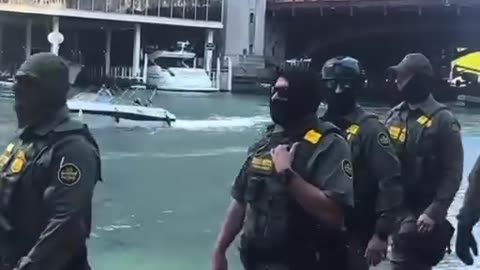 ICE agents get booed in Chicago