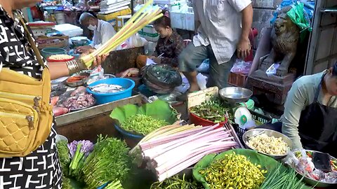 hard work women at the market Cambodia 🇰🇭 street food. Asia