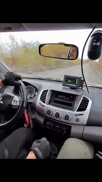 🇷🇺🇺🇦Footage from the enemy side showing the moment their vehicle is