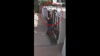 No hay nadie en casa, así que el repartidor asegura que ‘no le pase nada’ al portátil entregado