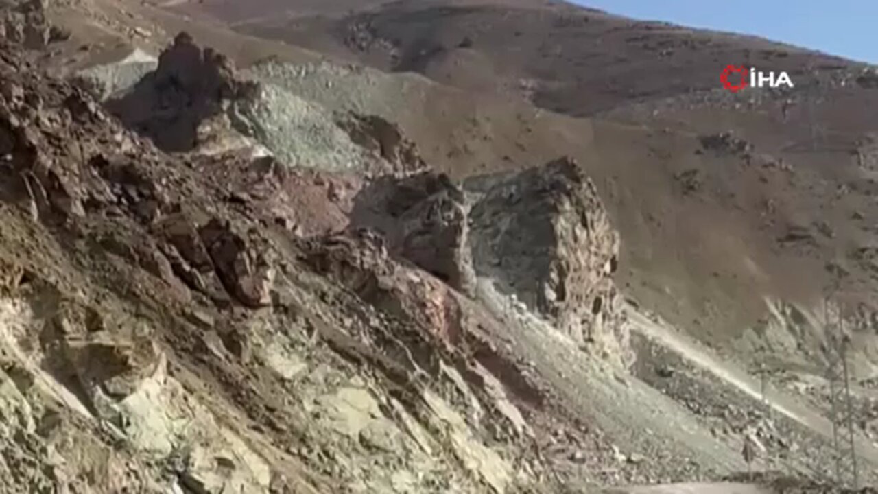 Tehlike oluşturan kayalar dinamit patlatılarak temizlendi