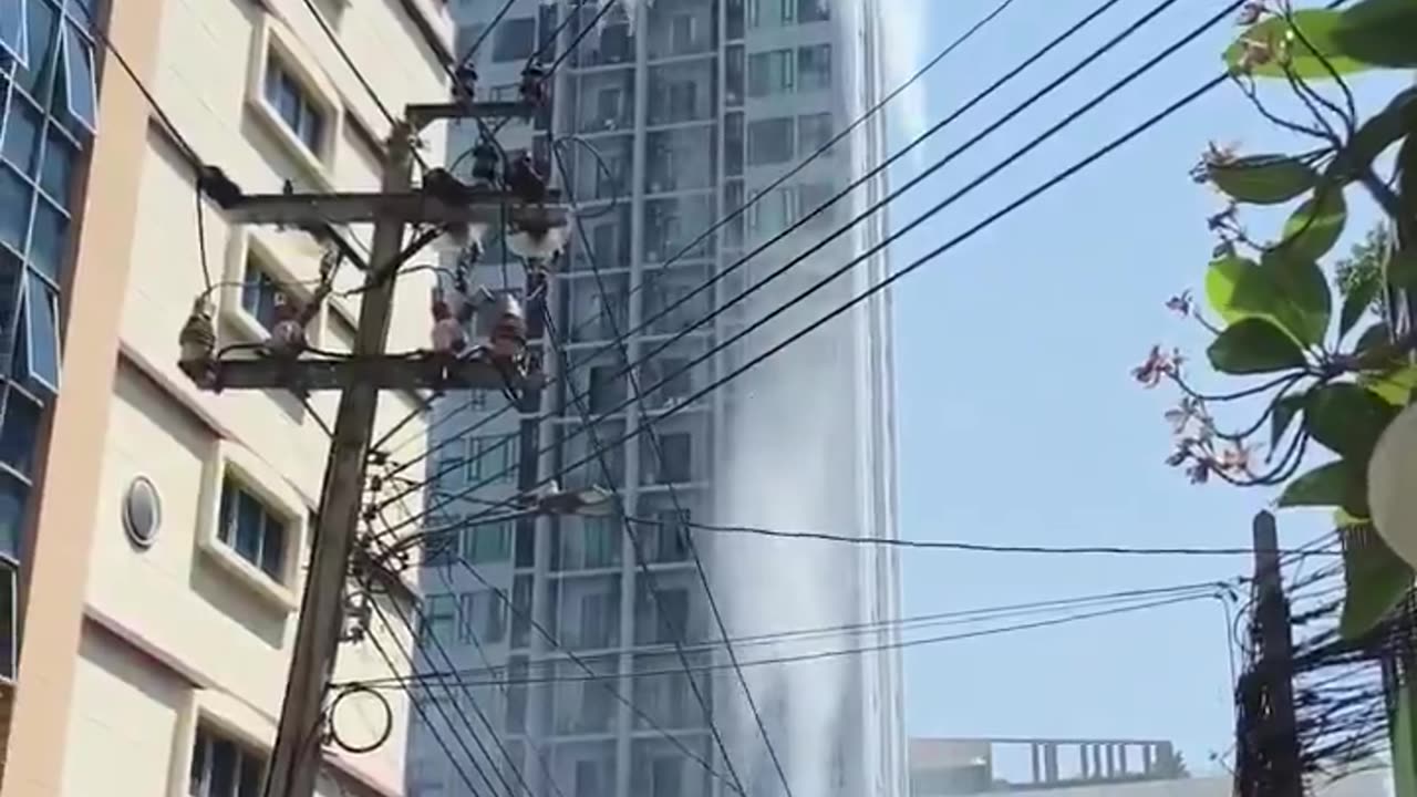 🚨𝐁𝐑𝐄𝐀𝐊𝐈𝐍𝐆:7.7 magnitude earthquake causes mass panic as people flee for